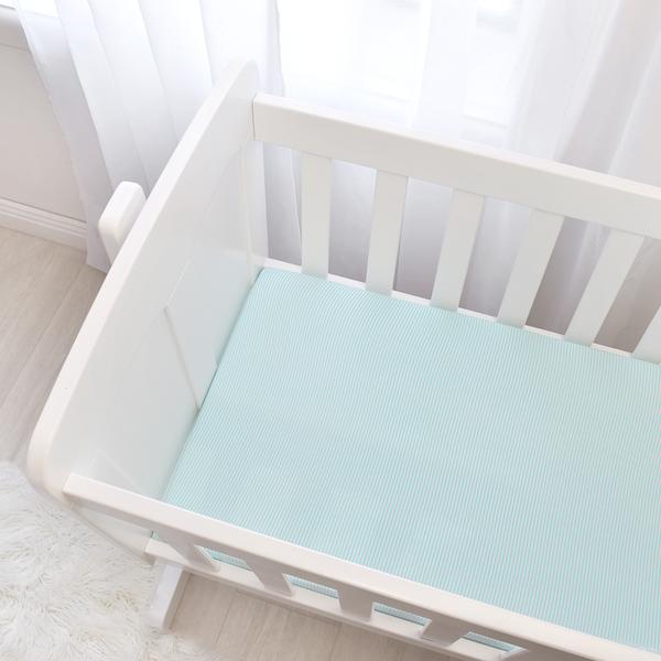 Aqua-stripe-bassinet-fitted-sheet-on-bassinet-grande
