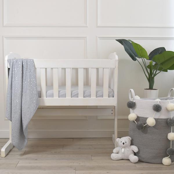 Grey-bassinet-sheet-lifestyle-web-45391eac-febb-4d92-8a0a-88b9350a9b40-grande