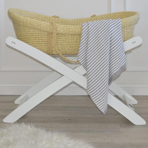 Grey-knitted-blanket-on-moses-basket-grande