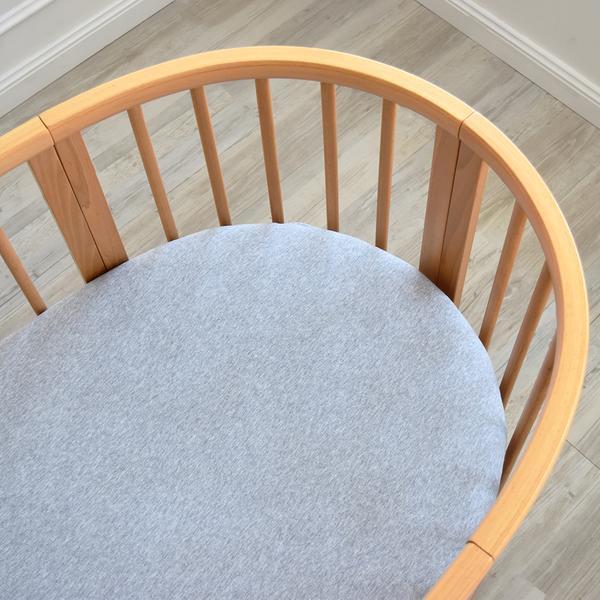 Grey-melange-cot-sheet-on-stokke-cot-grande