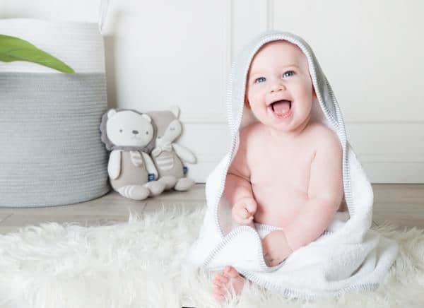 Grey-sheep-towel-baby-lifestyle-grande