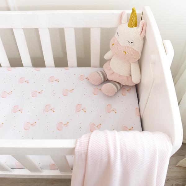 Swan-bassinet-sheet-lifetstyle-close-web-grande