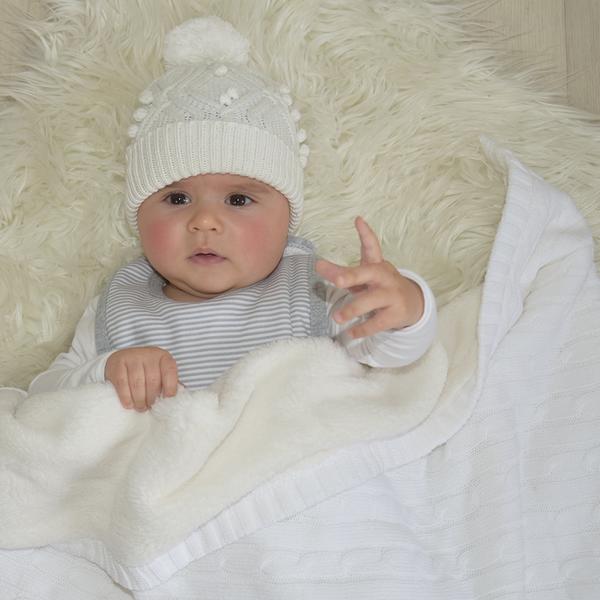 White-sherpa-blanket-with-baby-grande