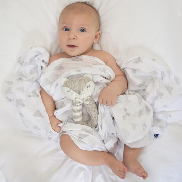 Baby-boy-fox-rattle-and-cloud-muslin-swaddle-web-grande