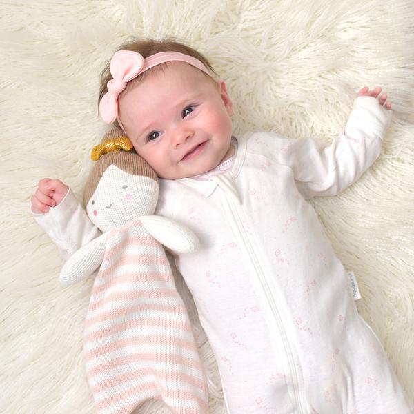Baby-with-sophia-security-blanket-web-grande
