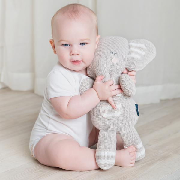 Baby-with-theodore-the-elephant-web-grande