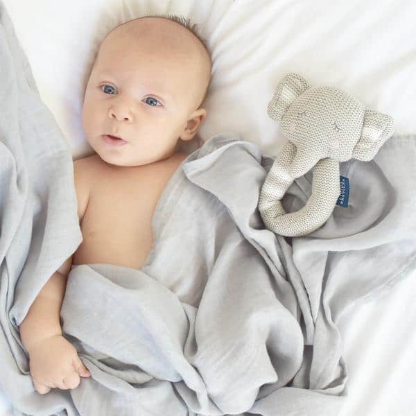 Charcoal-muslin-wraps-and-elephant-rattle-baby-boy-web-grande