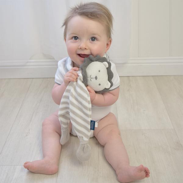 Lion-security-blanket-with-baby-boy-web-grande