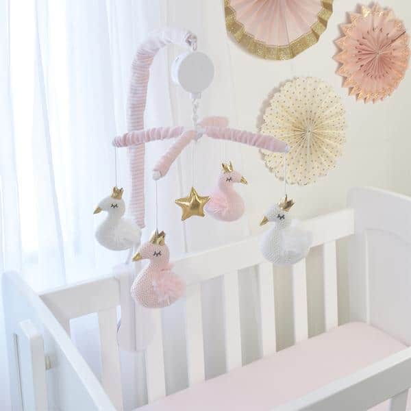 Musical-cot-swan-mobile-on-cot-web-grande