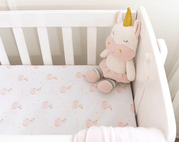 Swan-bassinet-sheet-lifetstyle-close-web-grande