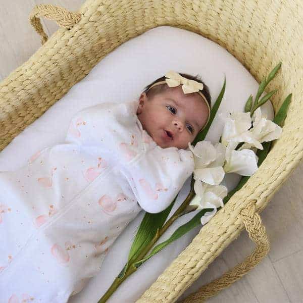 Web-swan-zip-up-swaddle-lifestyle-grande-1-1-1